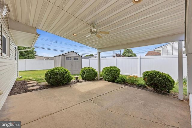 10 SERPENTINE LN, Levittown, PA 19055