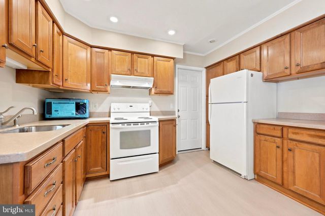 10 SERPENTINE LN, Levittown, PA 19055