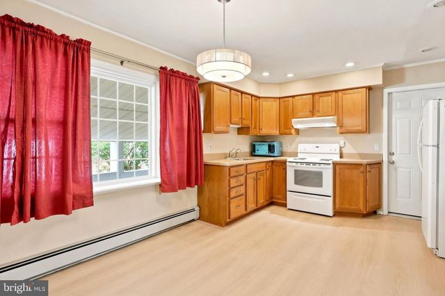 10 SERPENTINE LN, Levittown, PA 19055
