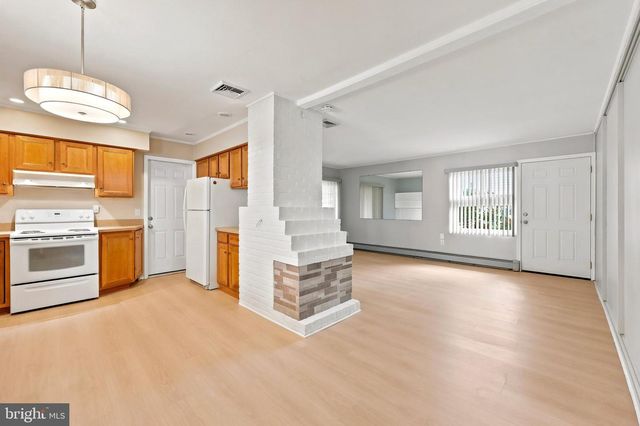 10 SERPENTINE LN, Levittown, PA 19055