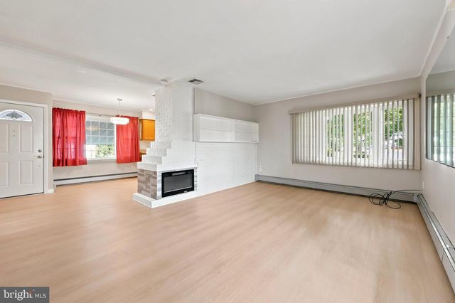 10 SERPENTINE LN, Levittown, PA 19055
