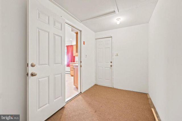 10 SERPENTINE LN, Levittown, PA 19055