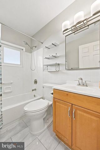 10 SERPENTINE LN, Levittown, PA 19055