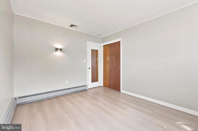 10 SERPENTINE LN, Levittown, PA 19055
