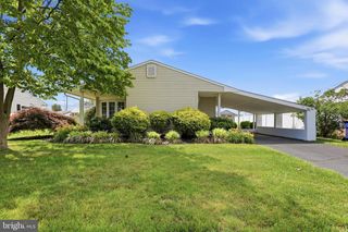 10 SERPENTINE LN, Levittown, PA 19055