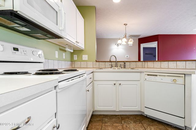 8432 Grand Trevi Dr, Louisville, KY 40228