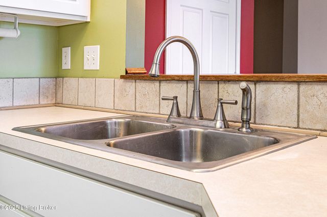 8432 Grand Trevi Dr, Louisville, KY 40228