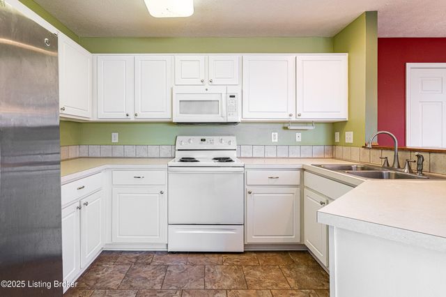 8432 Grand Trevi Dr, Louisville, KY 40228