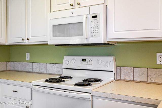 8432 Grand Trevi Dr, Louisville, KY 40228