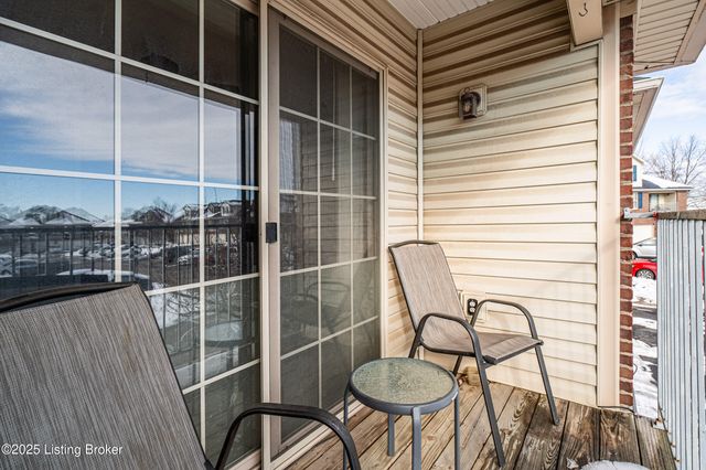 8432 Grand Trevi Dr, Louisville, KY 40228