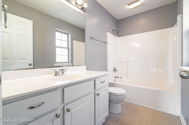 8432 Grand Trevi Dr, Louisville, KY 40228