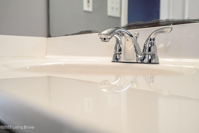 8432 Grand Trevi Dr, Louisville, KY 40228