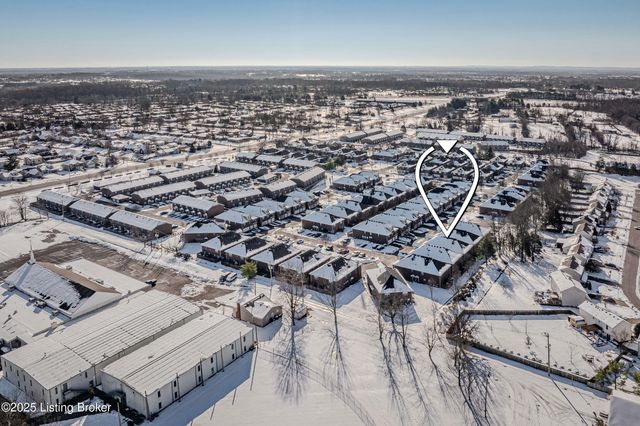 8432 Grand Trevi Dr, Louisville, KY 40228