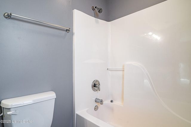 8432 Grand Trevi Dr, Louisville, KY 40228