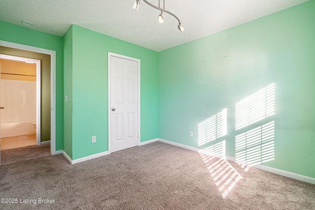 8432 Grand Trevi Dr, Louisville, KY 40228