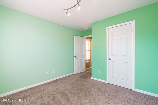 8432 Grand Trevi Dr, Louisville, KY 40228