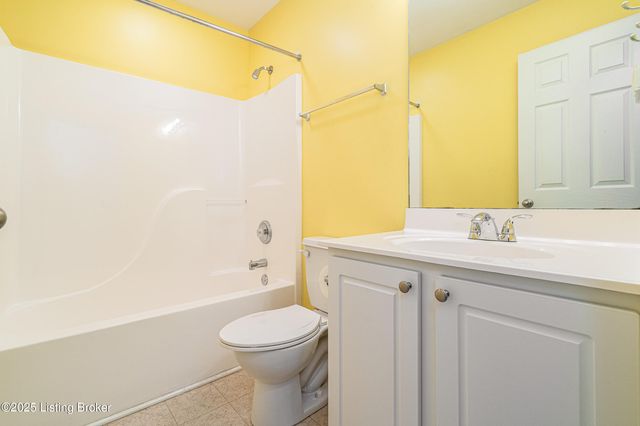 8432 Grand Trevi Dr, Louisville, KY 40228