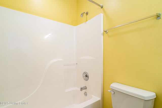 8432 Grand Trevi Dr, Louisville, KY 40228