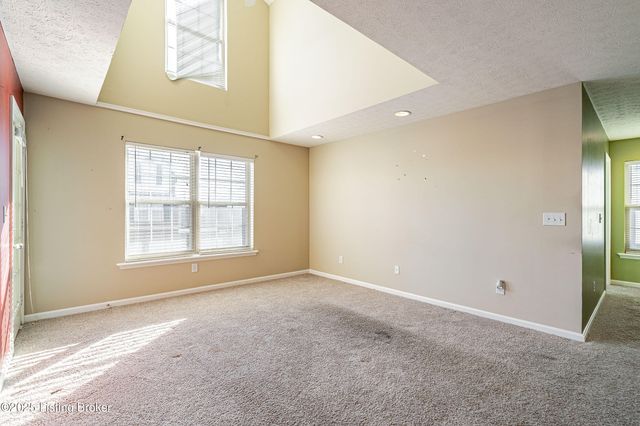 8432 Grand Trevi Dr, Louisville, KY 40228