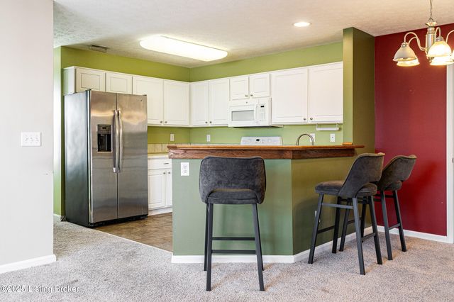 8432 Grand Trevi Dr, Louisville, KY 40228