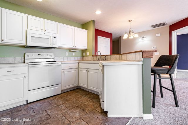 8432 Grand Trevi Dr, Louisville, KY 40228