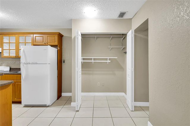 9751 Wayne Ave 6, Palmetto Bay, FL 33157