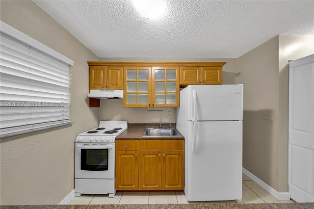9751 Wayne Ave 6, Palmetto Bay, FL 33157