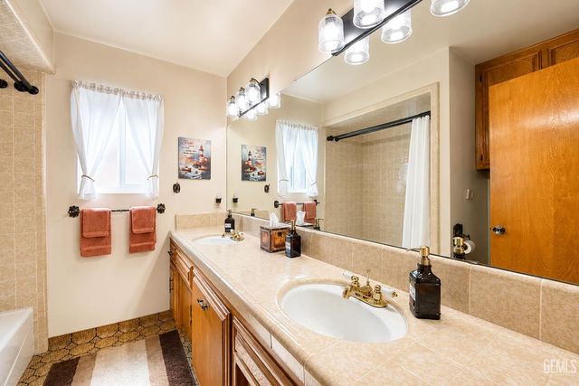7809 Carol Sue Court, Bakersfield, CA 93308