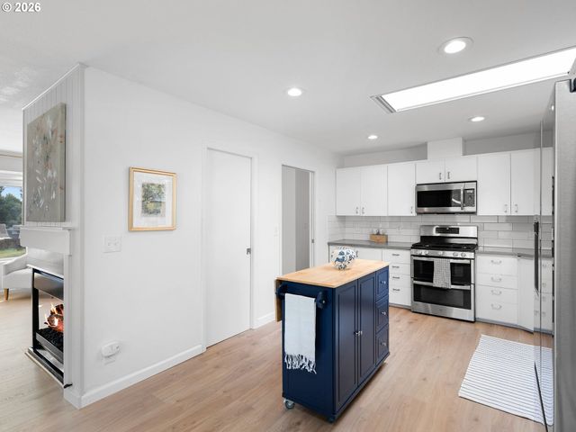 2043 CANEMAH St, West Linn, OR 97068