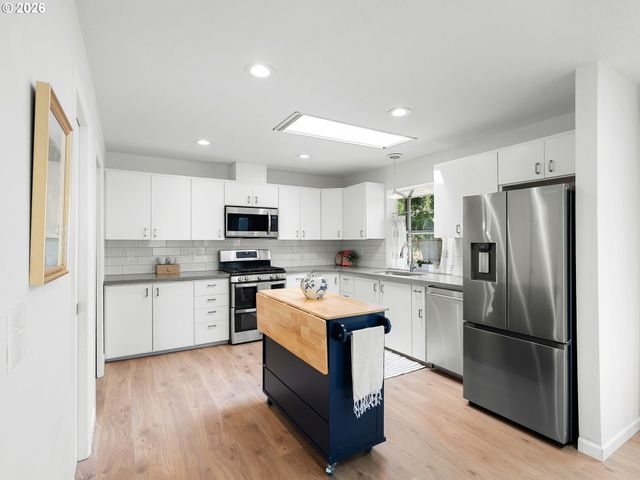 2043 CANEMAH St, West Linn, OR 97068