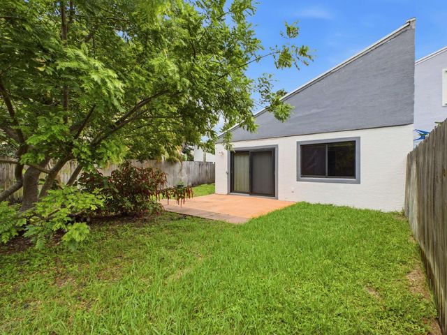 5088 NW 5TH Street, Delray Beach, FL 33445
