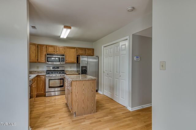 1725 West Lakeview Drive, 27, Johnson City, TN 37601