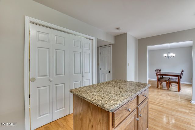 1725 West Lakeview Drive, 27, Johnson City, TN 37601