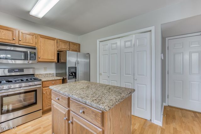 1725 West Lakeview Drive, 27, Johnson City, TN 37601