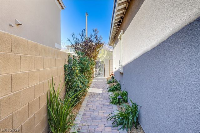 12329 Middle Creek Street, Las Vegas, NV 89138