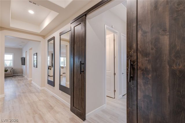 12329 Middle Creek Street, Las Vegas, NV 89138