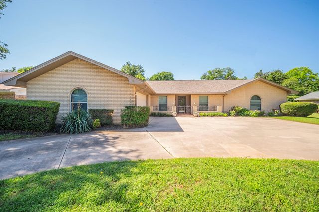 1804 Lincolnshire Drive, Bedford, TX 76021