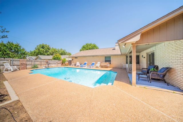 1804 Lincolnshire Drive, Bedford, TX 76021