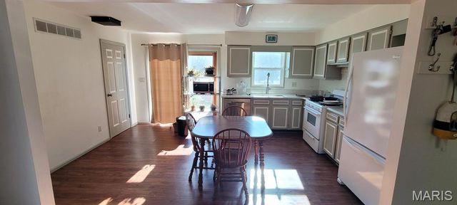 10854 Lake Road, Highland, IL 62249