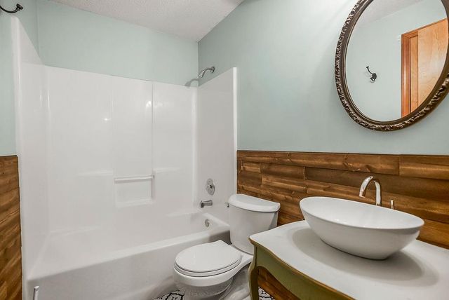 1704 Hunter Drive, Olathe, KS 66061