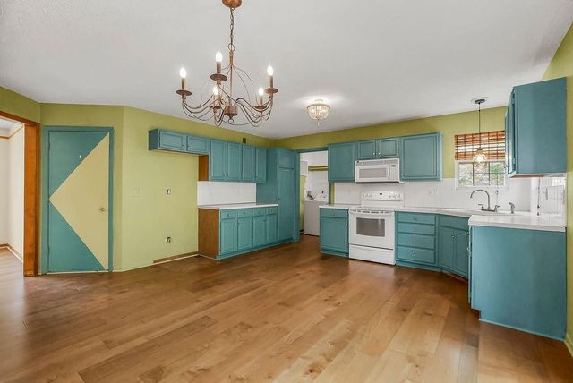 1704 Hunter Drive, Olathe, KS 66061