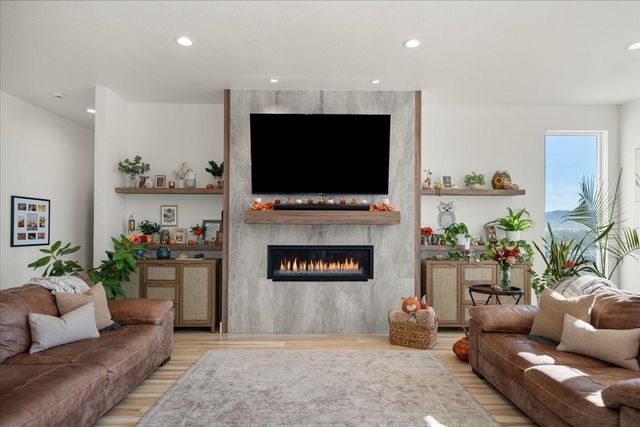 18006 E Apollo Rd, Greenacres, WA 99016