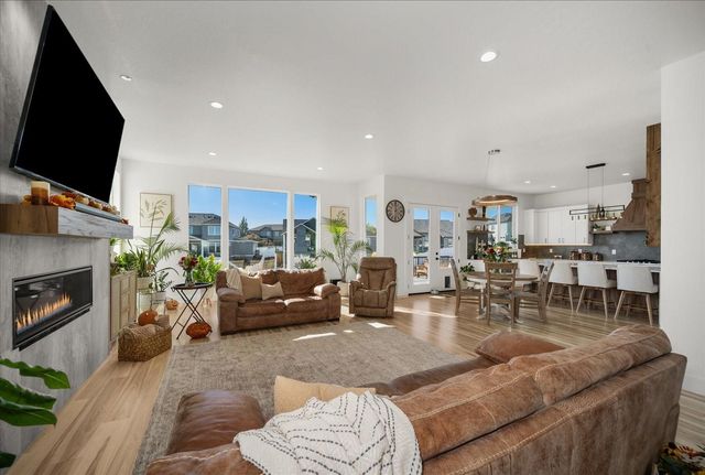 18006 E Apollo Rd, Greenacres, WA 99016