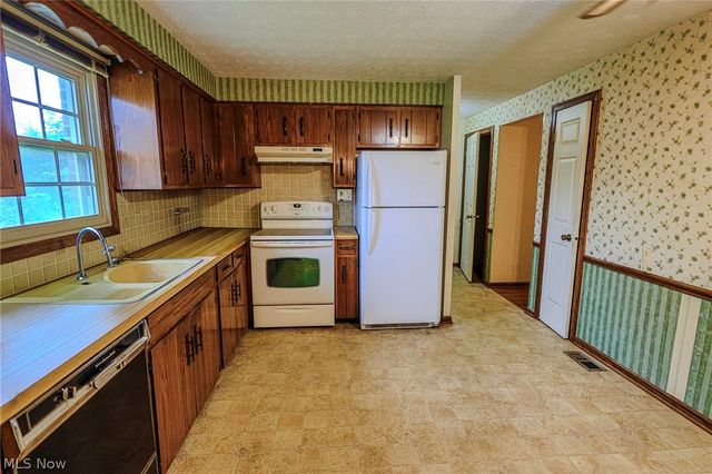 1821 Hiram Street, Louisville, OH 44641