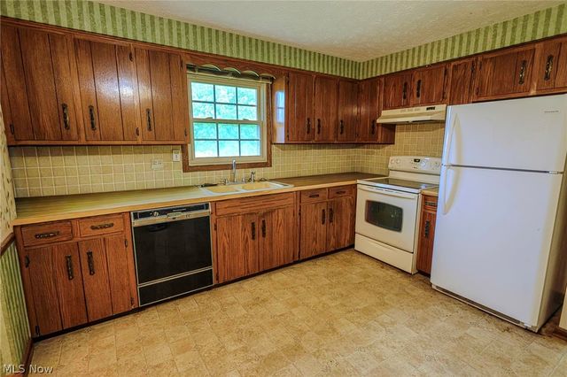 1821 Hiram Street, Louisville, OH 44641