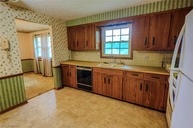 1821 Hiram Street, Louisville, OH 44641
