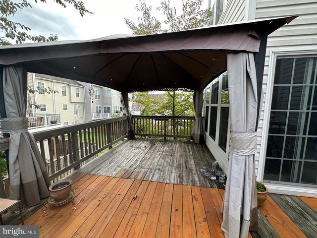 8935 SINGLELEAF CIR, Lorton, VA 22079