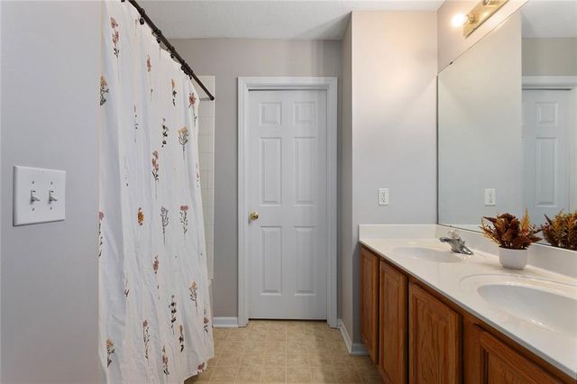 625 Midjay Drive, Liberty, MO 64068