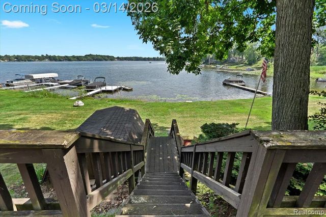 978 Ridge Court, Chelsea, MI 48118