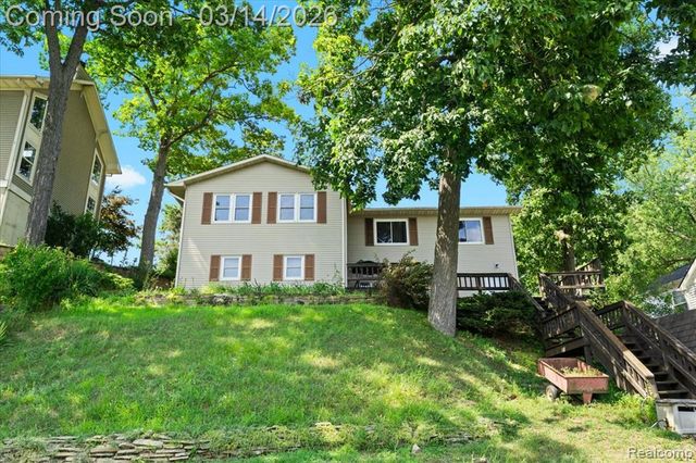 978 Ridge Court, Chelsea, MI 48118